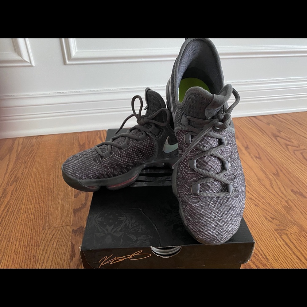 Youth Nike Zoom KD9 Basketball shoes size 6Y